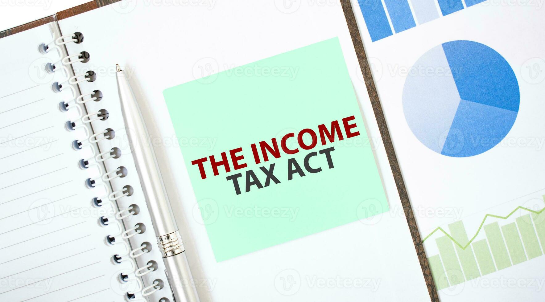 verde tarjeta en el blanco bloc. texto el ingresos impuesto acto. negocio concepto foto