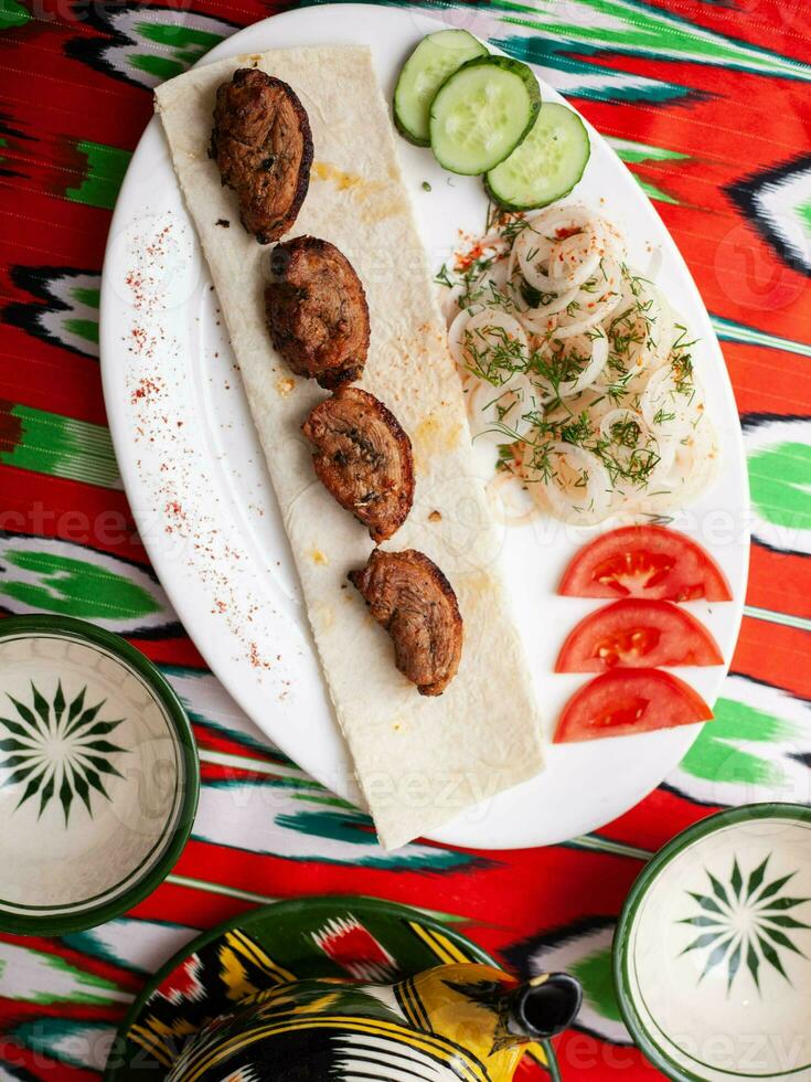 pollo brocheta carbón A la parrilla pollo pecho.servido con verduras, en escabeche cebollas, lavash un pan y oriental salsa foto