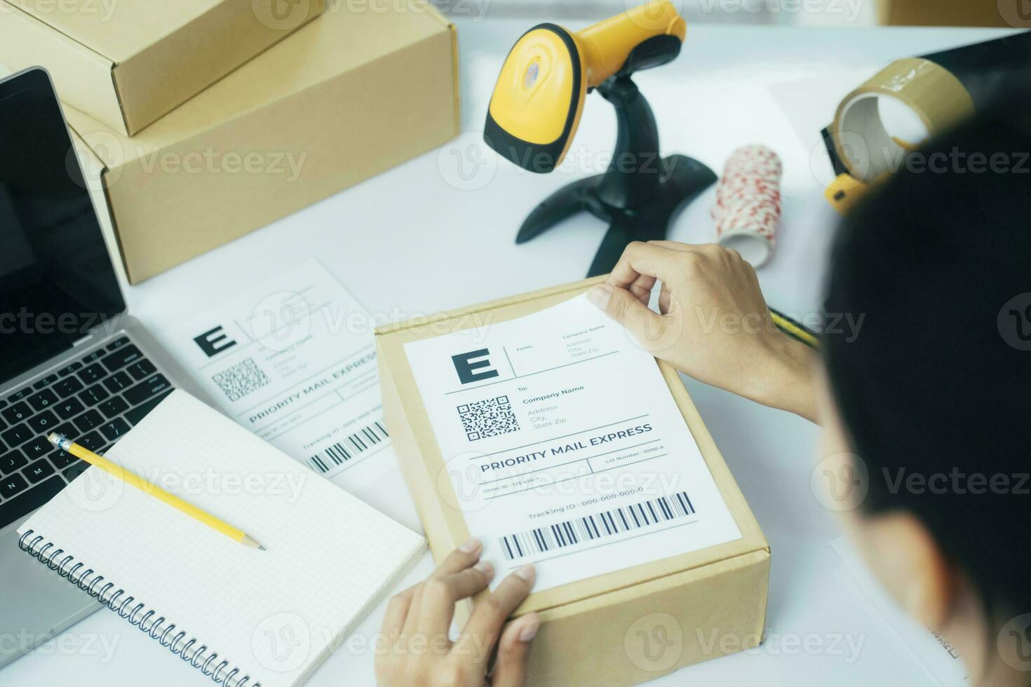 joven negocio propietario poniendo Envío etiqueta en parcela. foto