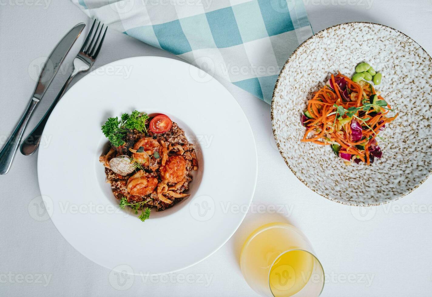 alforfón con mariscos, ostra, tomate y hierbas en un profundo plato lado ver foto