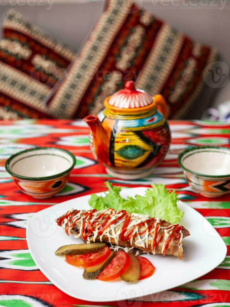 brizol un plato de tortilla y carne de vaca cubierto con salsa de tomate y mayonesa en un oriental estilo foto