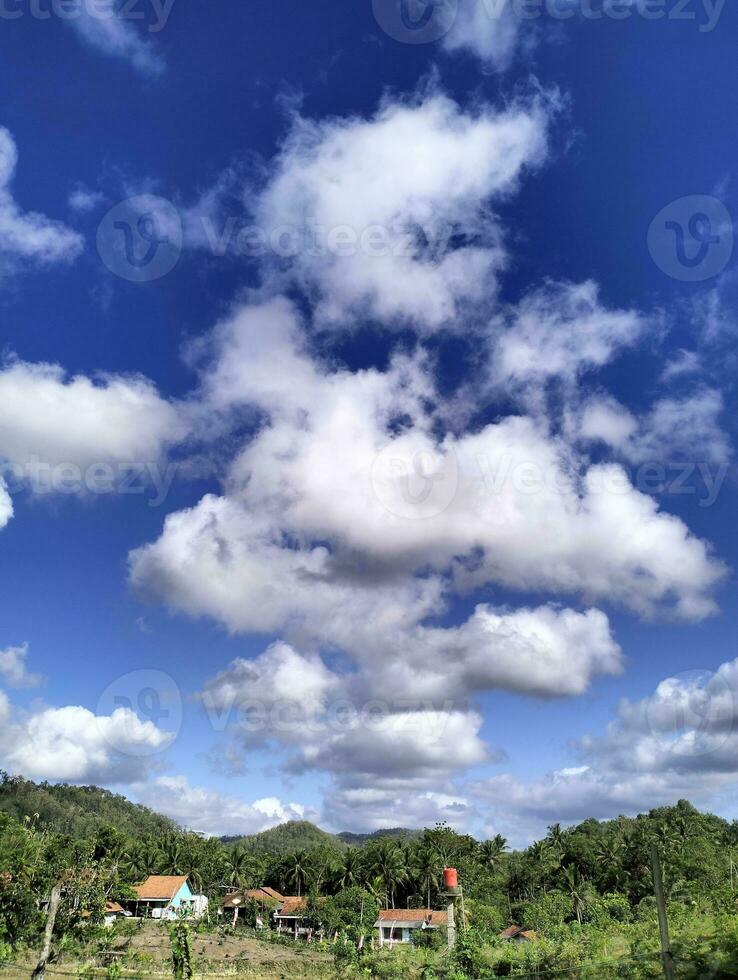 cielo azul con hermosas nubes foto