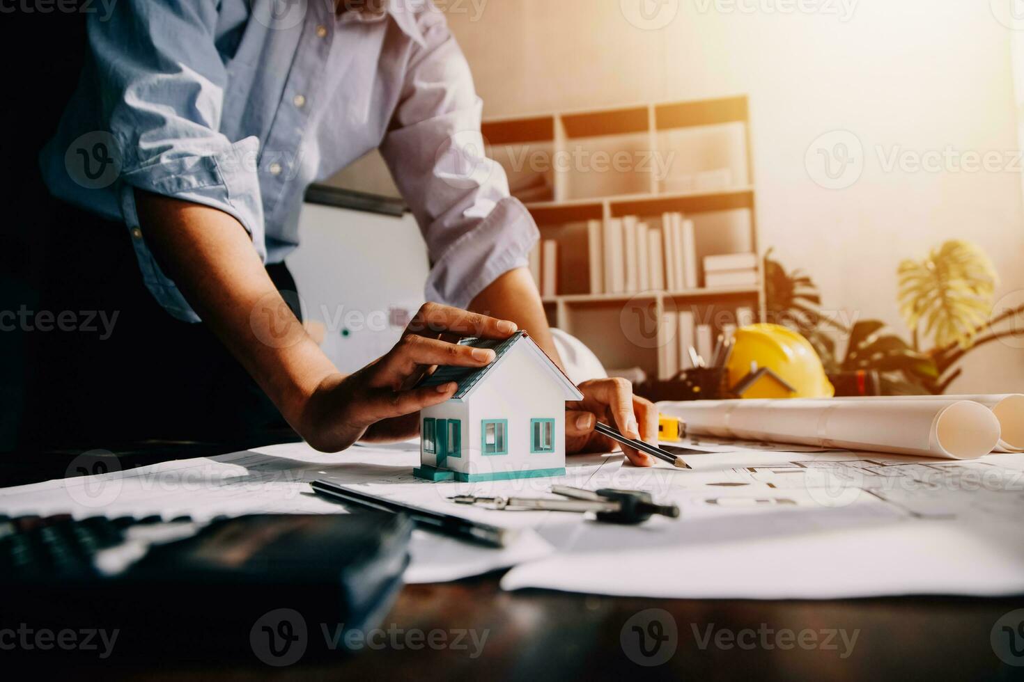 dos especialistas inspeccionar comercial, industrial edificio construcción sitio. real inmuebles proyecto con civil ingeniero, inversor utilizar ordenador portátil. en el antecedentes grua, rascacielos hormigón encofrado marcos foto