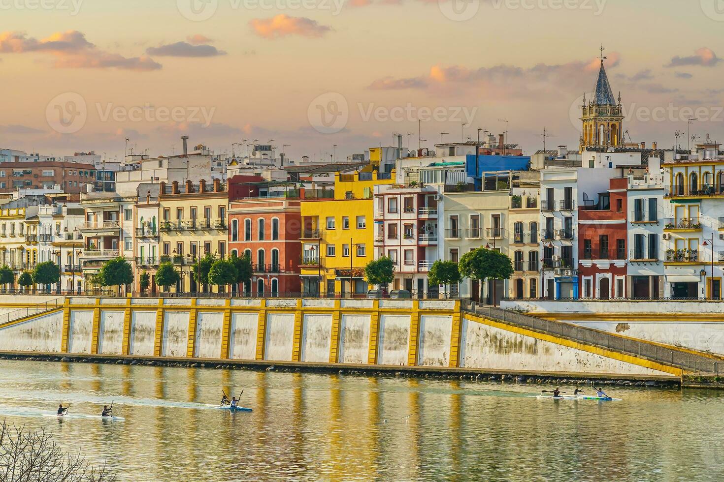 antiguo pueblo en Sevilla ciudad horizonte, paisaje urbano en España a amanecer foto