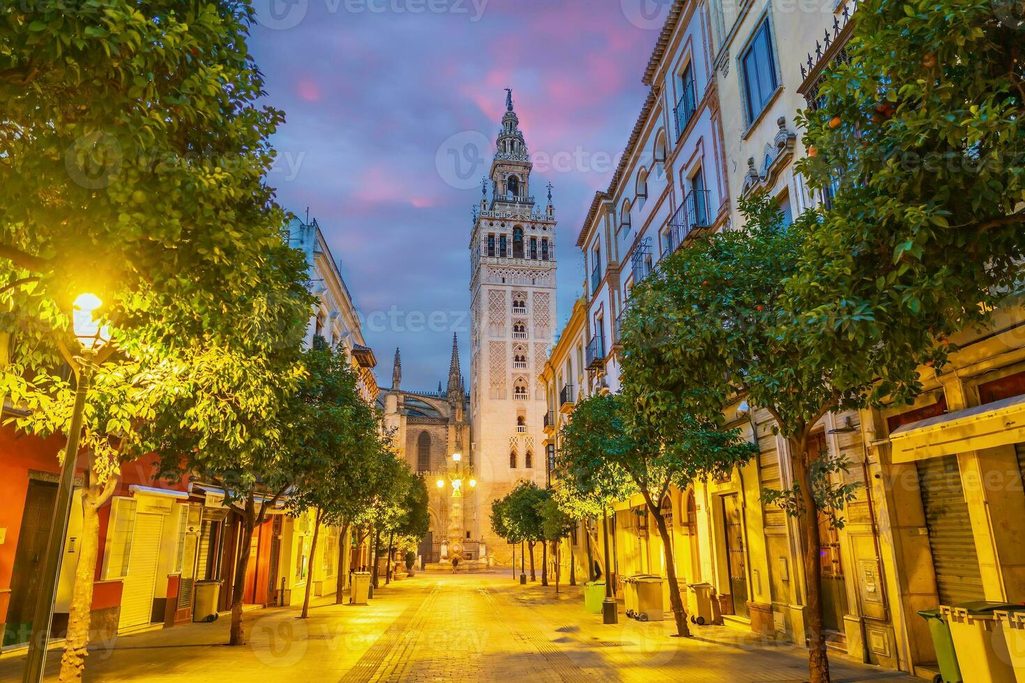 giralda torre y Sevilla catedral en pueblo Viejo España foto