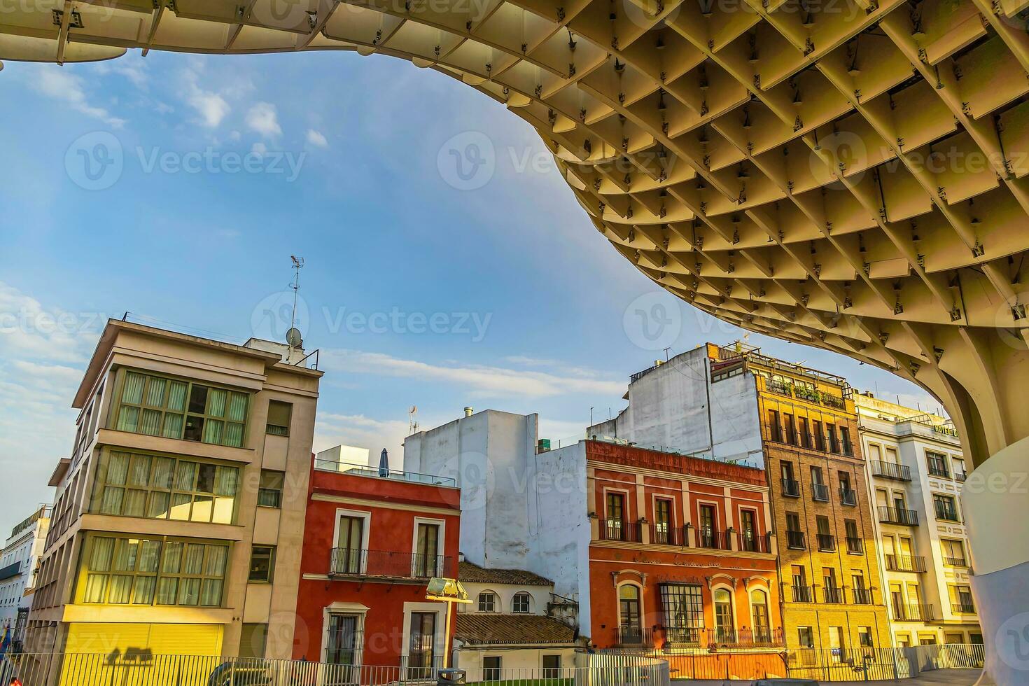 metropol sombrilla de madera estructura con Sevilla ciudad horizonte en el antiguo trimestre de Sevilla en España foto