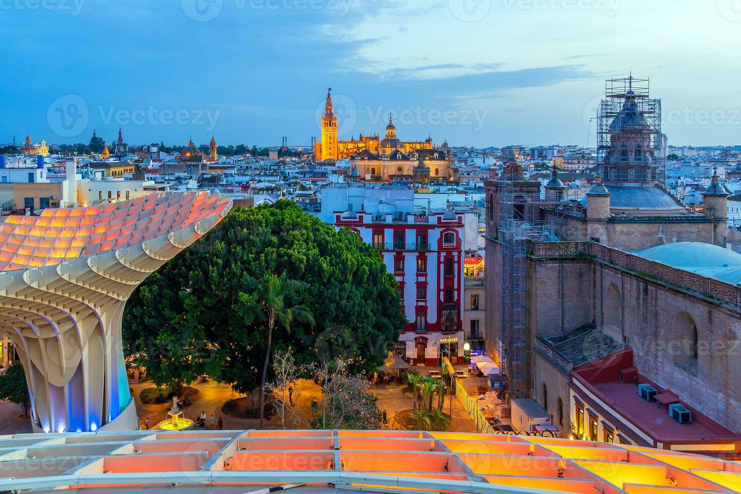 metropol sombrilla de madera estructura con Sevilla ciudad horizonte en el antiguo trimestre de Sevilla en España foto