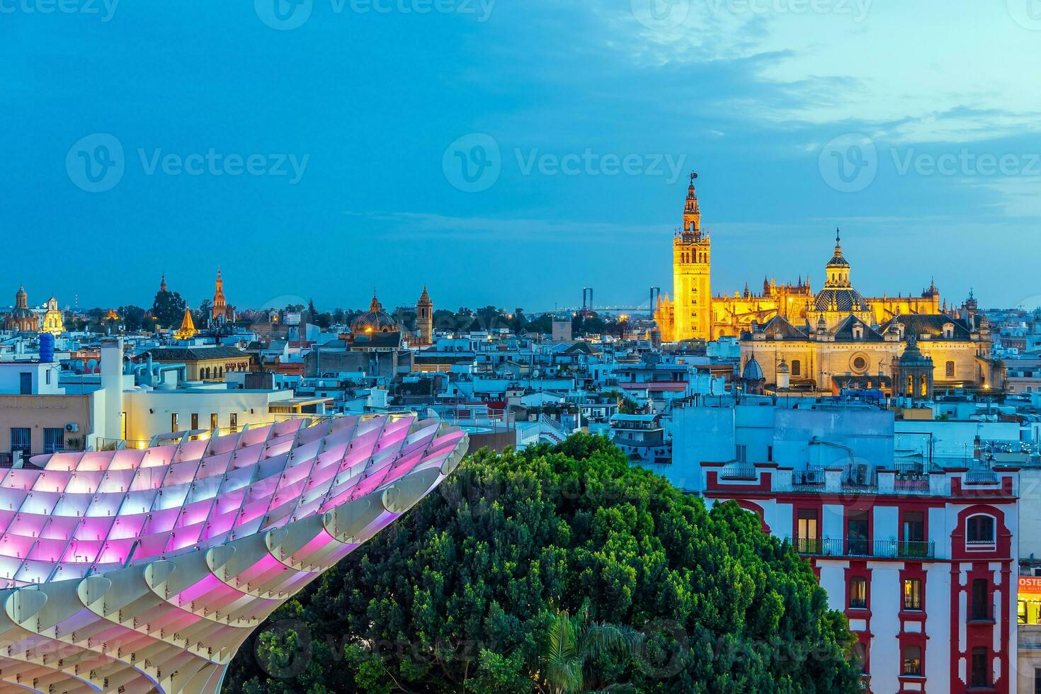 metropol sombrilla de madera estructura con Sevilla ciudad horizonte en el antiguo trimestre de Sevilla en España foto