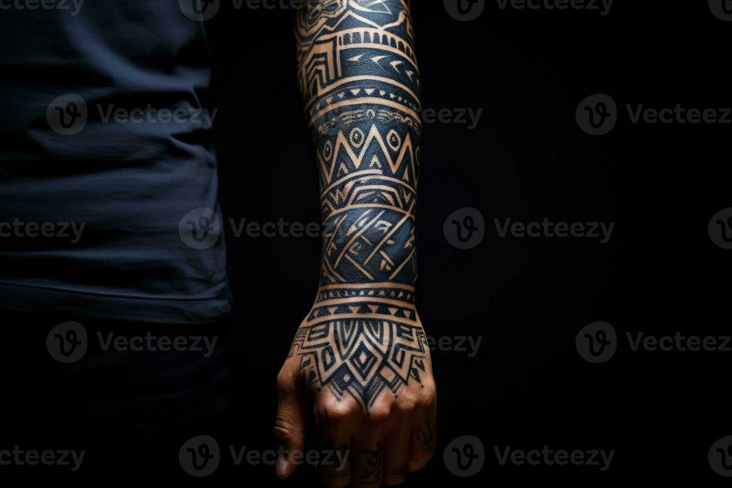 monocromo étnico tatuajes enfatizado con profundo índigo y terracota salpicaduras foto