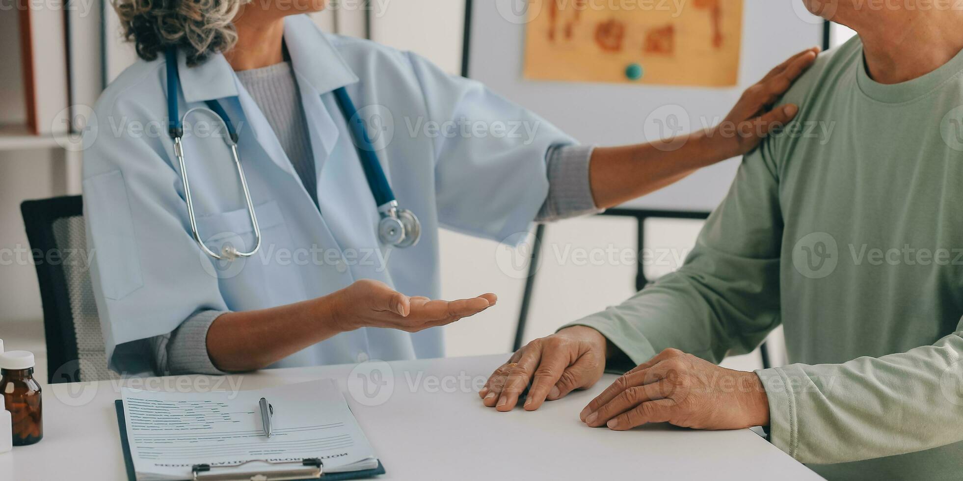 médico dando esperanza. cerca arriba Disparo de joven hembra médico propensión adelante a sonriente mayor dama paciente participación su mano en palmas mujer vigilante en blanco Saco secundario alentador antiguo persona foto