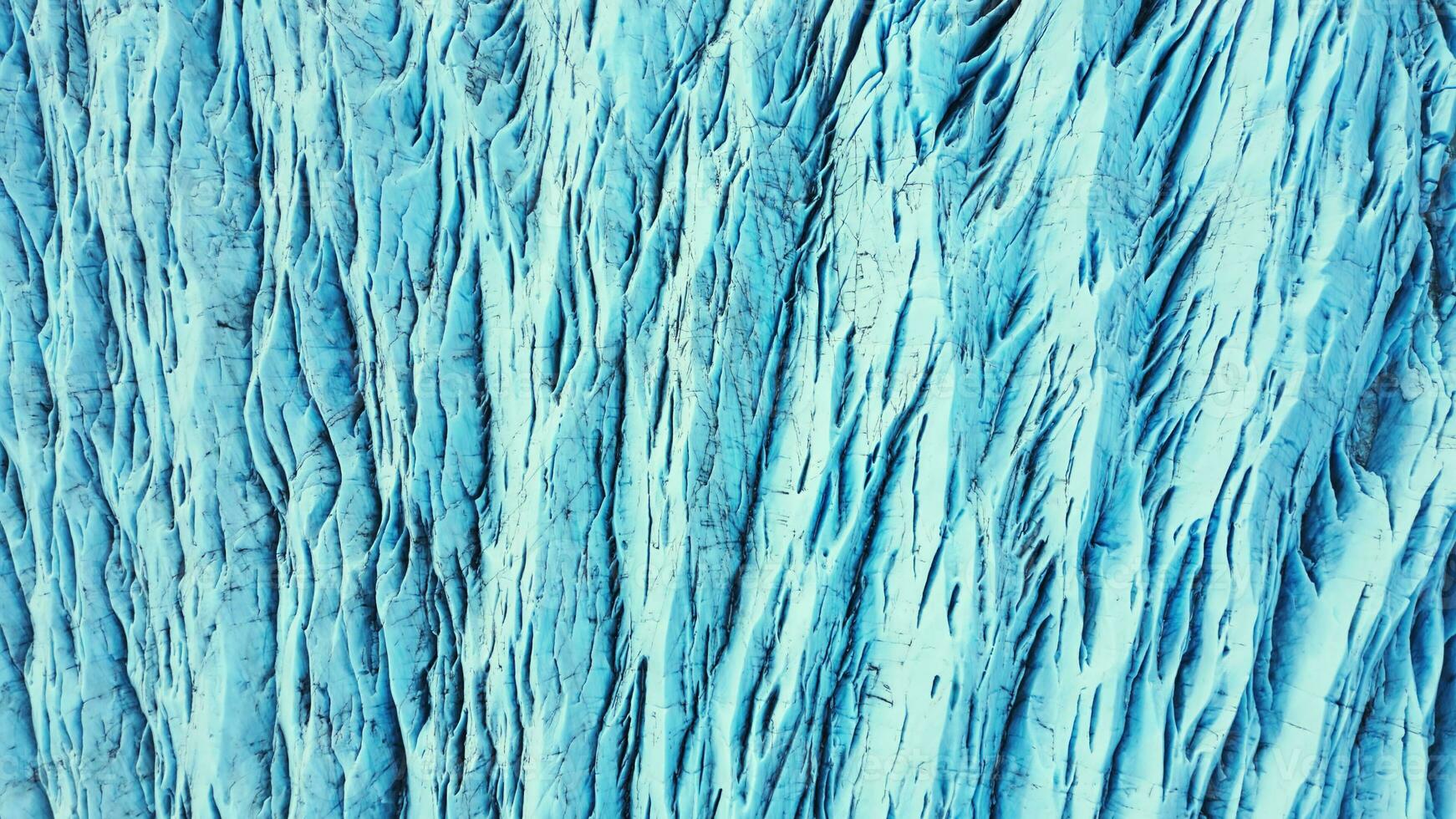 zumbido Disparo de enorme glaciar rocas en vatnajokull hielo masa en Islandia, masivo glacial bloques y grietas formando hermosa islandés escenario. escandinavo laguna, nórdico punto de referencia. lento movimiento. foto