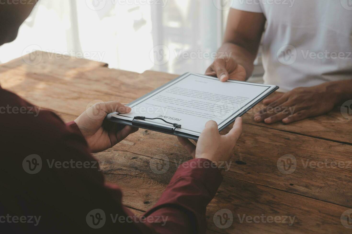 cerca arriba ver de trabajo entrevista en oficina, atención en currículum escritura consejos, empleador revisando bueno CV de preparado experto solicitante, reclutador considerando solicitud, hora gerente haciendo contratación decisión foto