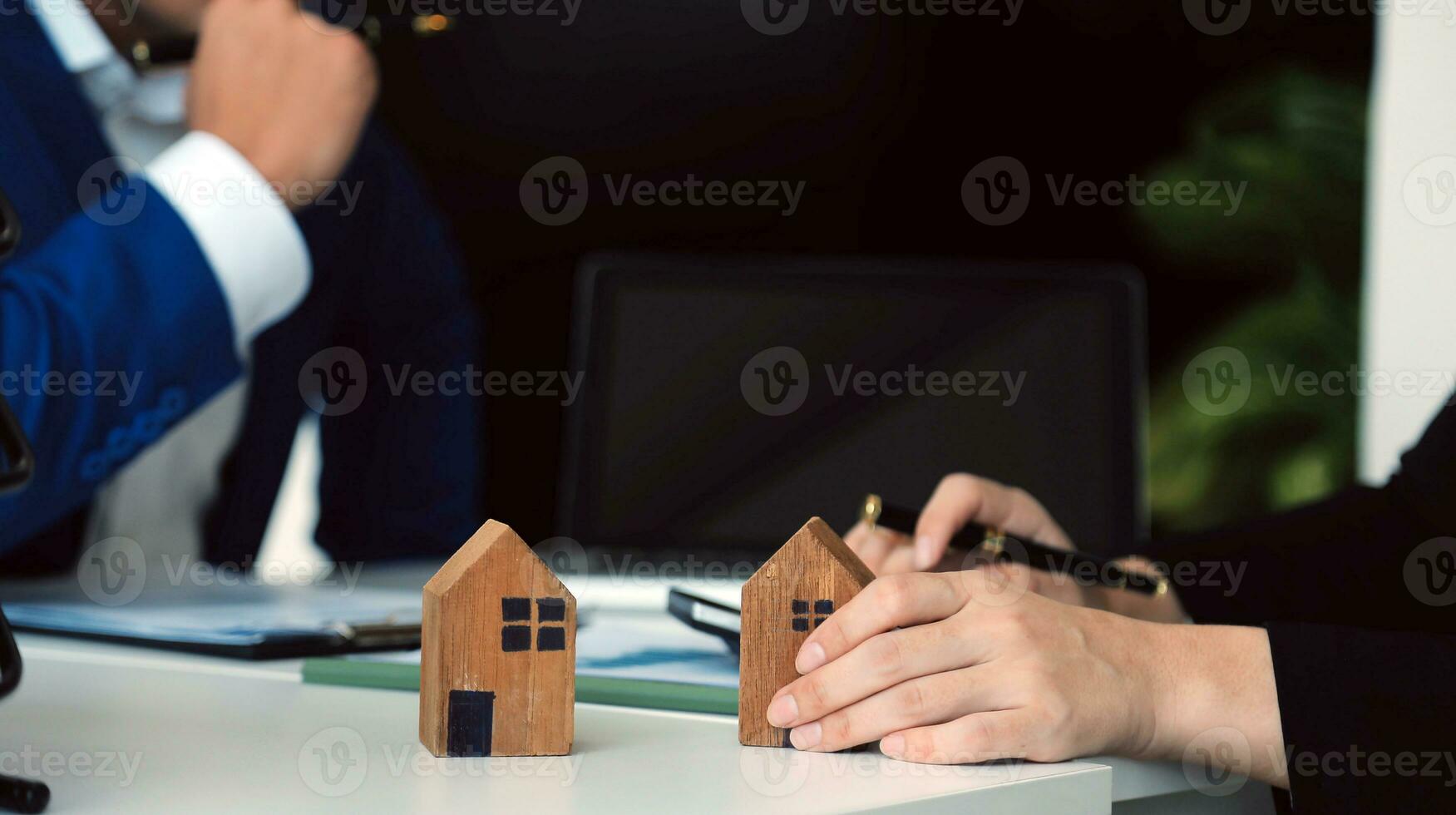 mujer mujer manos sosteniendo casa modelo, pequeña casa de juguete blanca en miniatura. sueño de seguro de propiedad hipotecaria mudanza de casa y concepto de bienes raíces foto