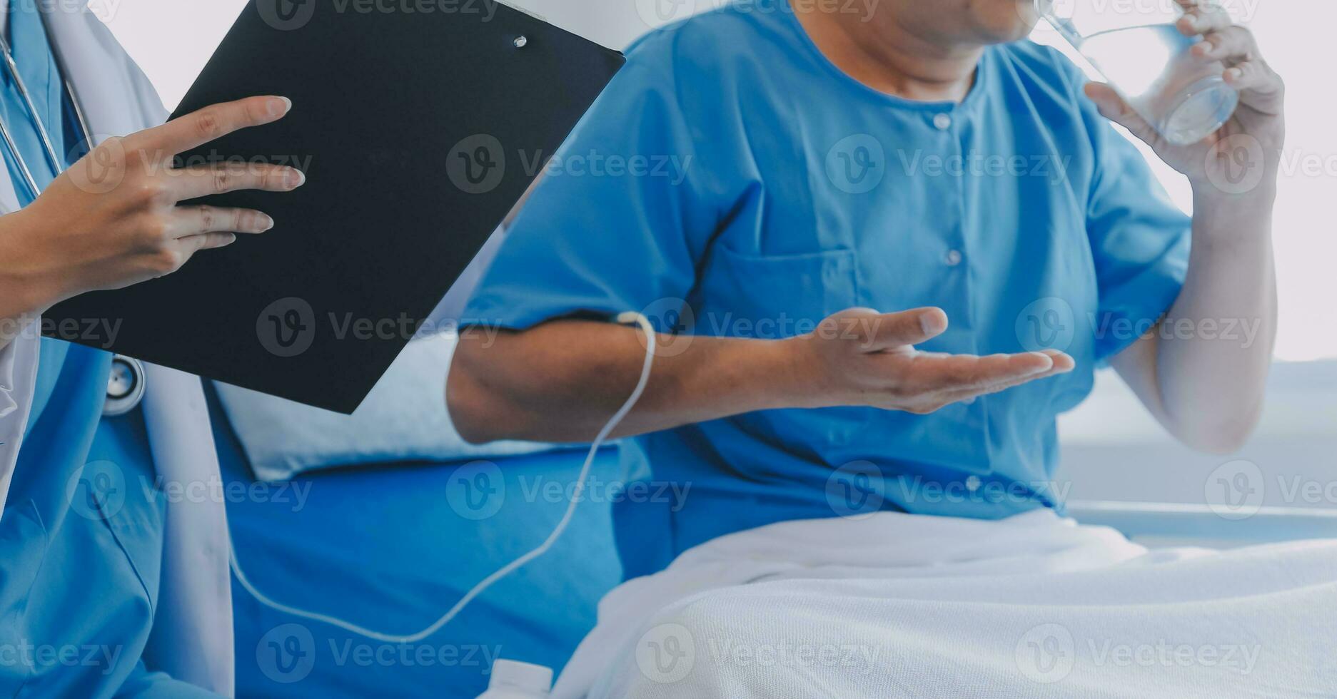 Women Asian doctors hold the patient hand and encourage and provide medical advice While checking the patient health in bed. Concept of Care and compassion, antenatal care, Threatened abortion photo