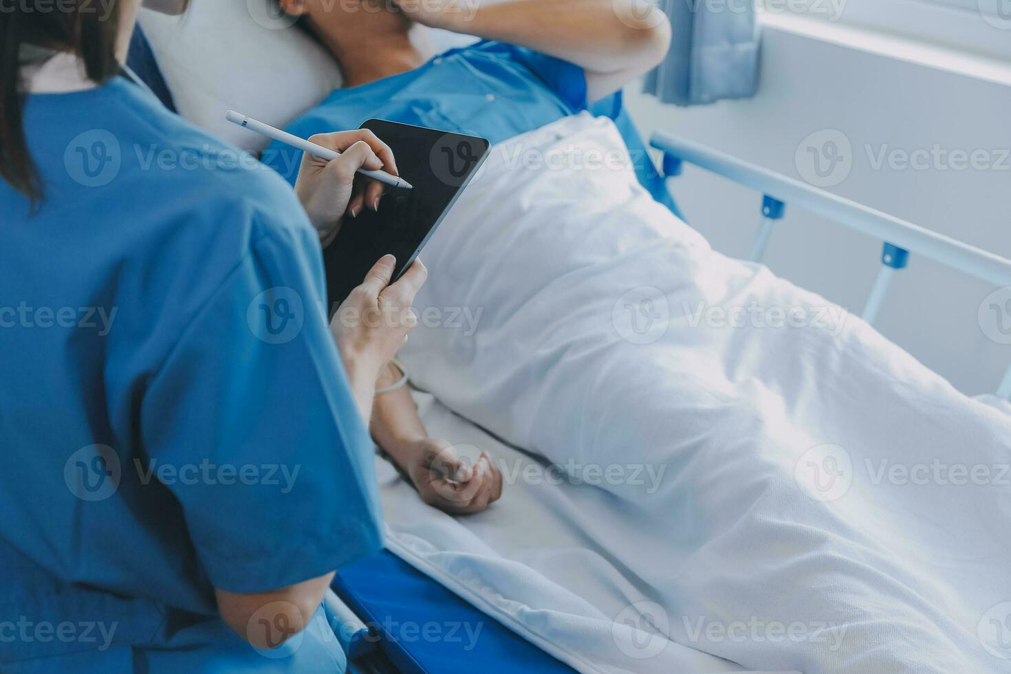 Women Asian doctors hold the patient hand and encourage and provide medical advice While checking the patient health in bed. Concept of Care and compassion, antenatal care, Threatened abortion photo