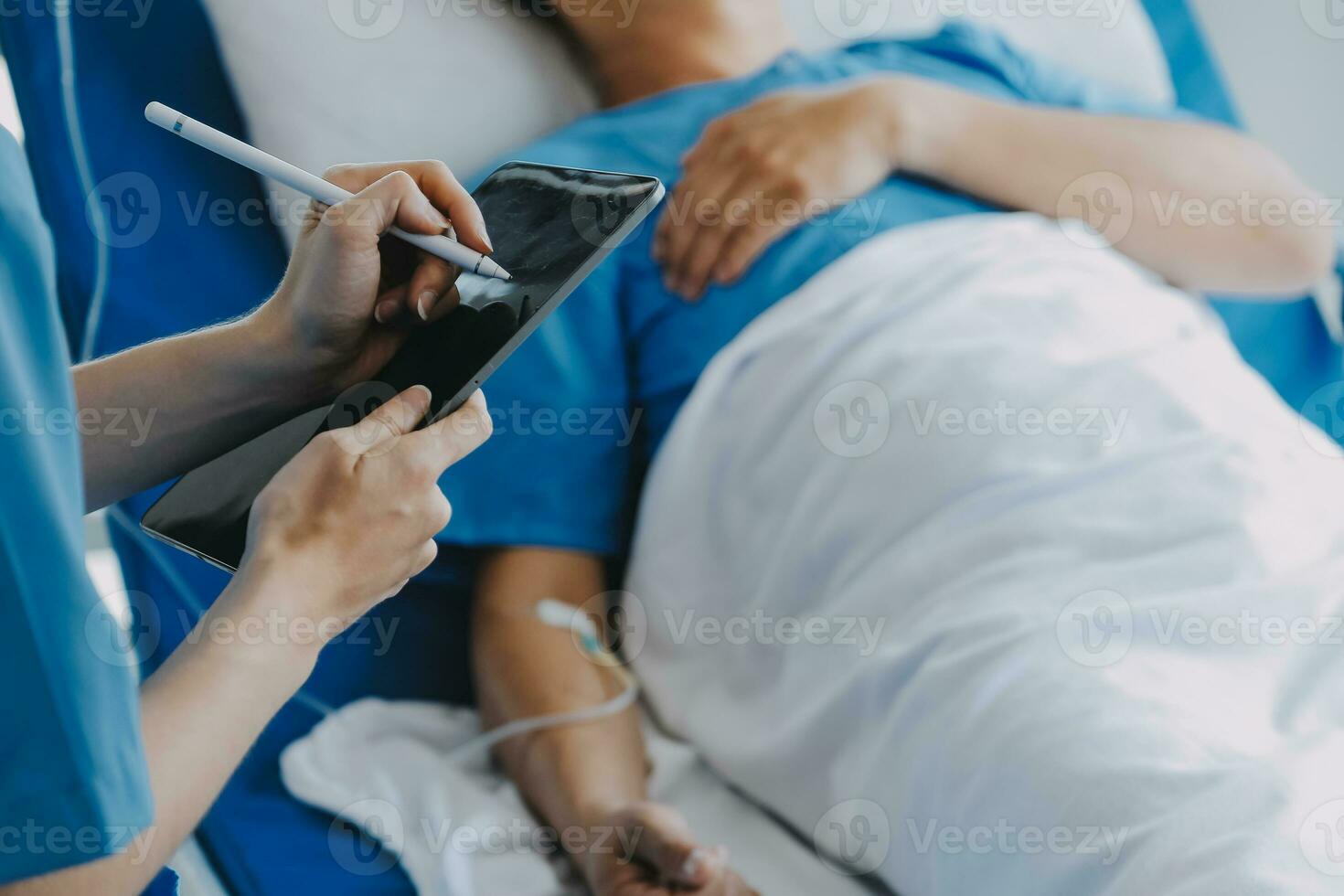 Women Asian doctors hold the patient hand and encourage and provide medical advice While checking the patient health in bed. Concept of Care and compassion, antenatal care, Threatened abortion photo