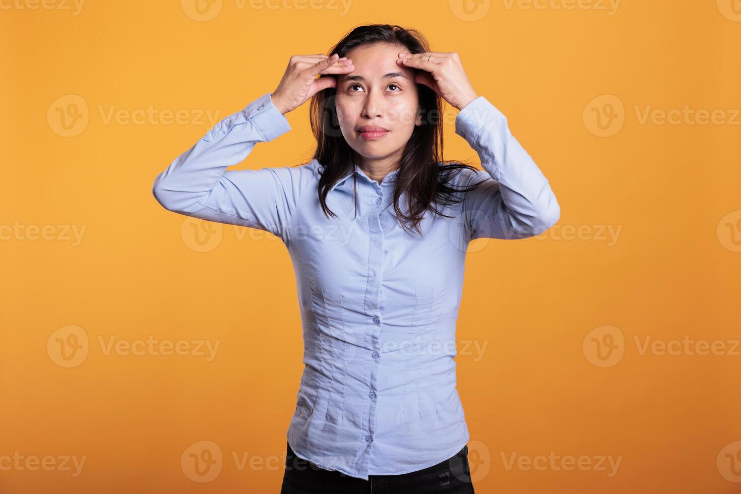 confuso asiático mujer lluvia de ideas negocio ideas molesto a encontrar solución, tomando pensamientos dentro consideración y pensando acerca de respuesta. dudoso adulto contemplando acerca de grave problema, foto