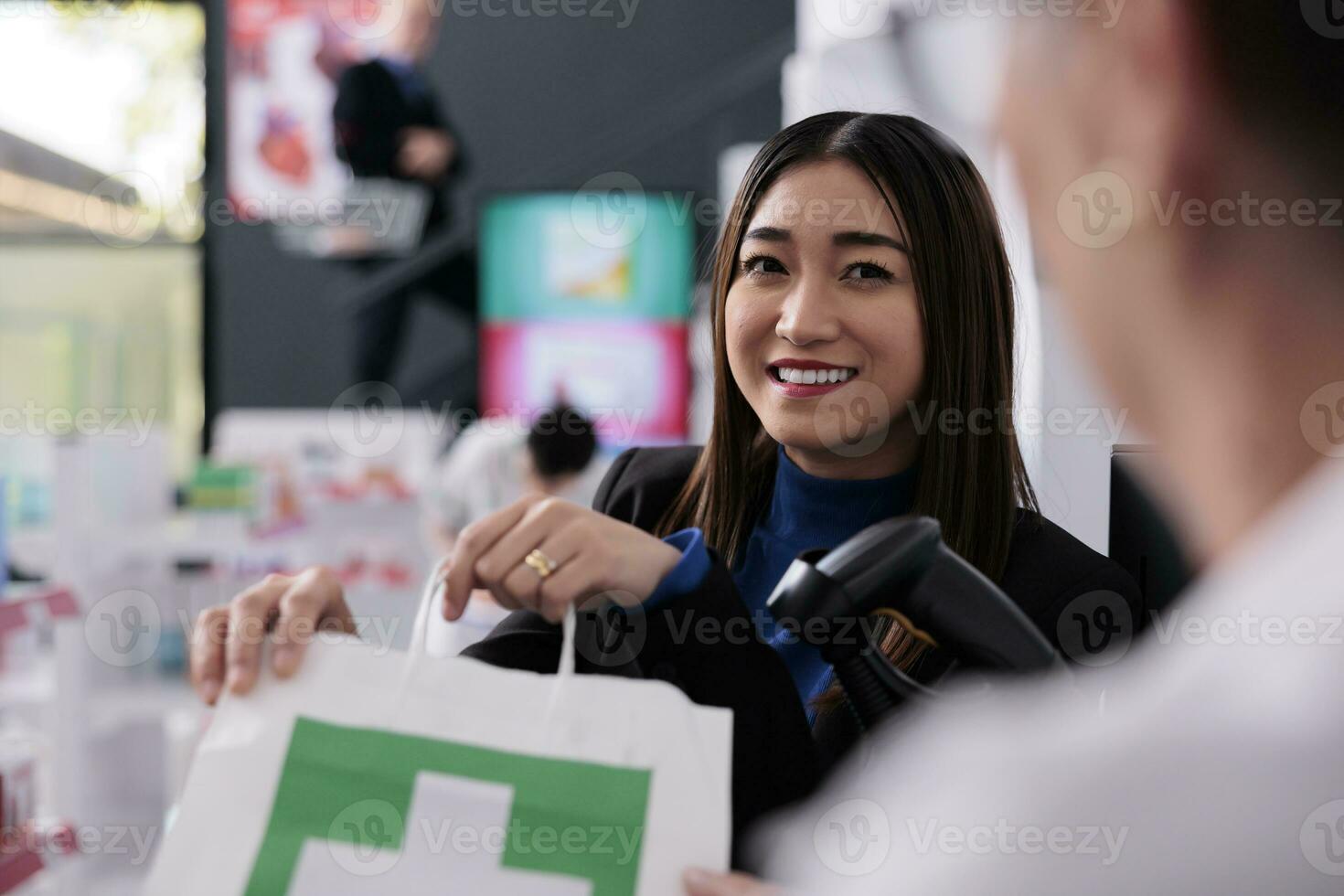 farmacia sonriente asiático comprador participación compras bolso con compra y que se discute medicamentos con farmacia Tienda obrero. mujer comprando médico producto a medicamento Al por menor Tienda mostrador escritorio foto