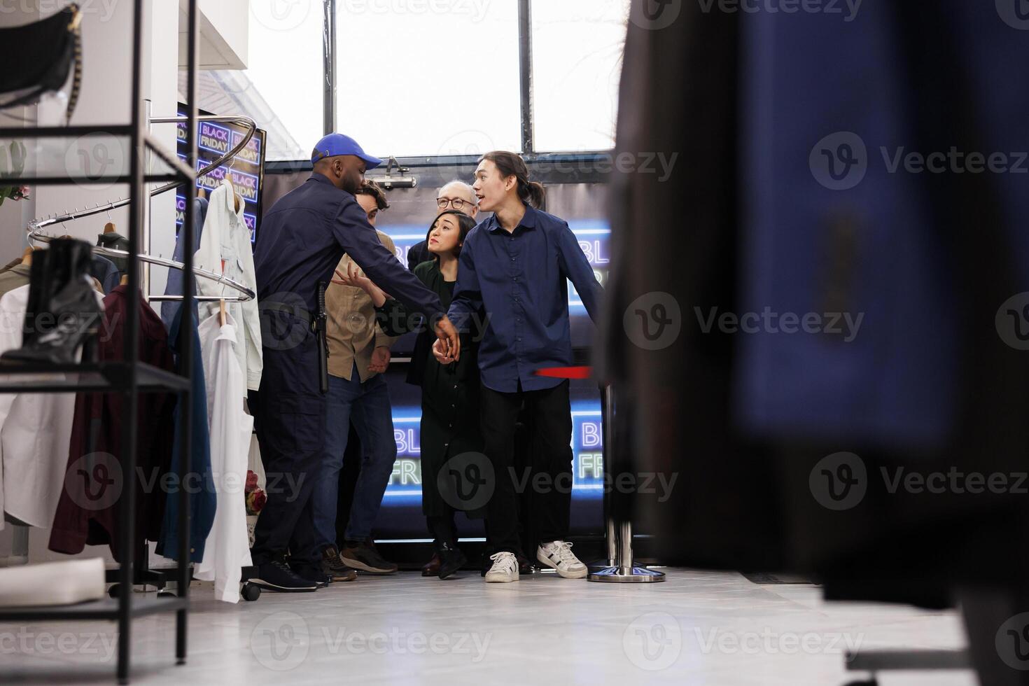 seguridad Guardia apertura ropa Tienda para contento emocionado clientes en negro viernes, dejando ansioso frenesí compradores a entrar ropa almacenar. loco diverso multitud rotura dentro centro comercial durante estacional ventas foto