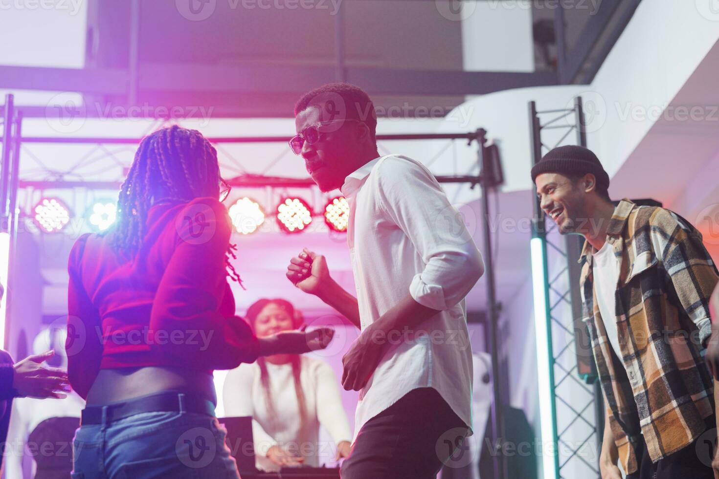 africano americano bailarines Pareja improvisando se mueve a En Vivo electrónico música discoteca en Club nocturno. energético joven hombre y mujer bailando y ir de fiesta en pista de baile en club foto