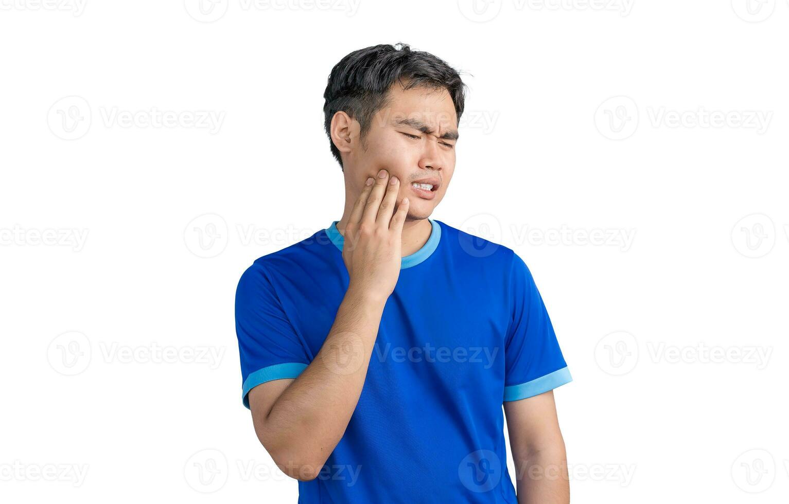joven asiático hombre conmovedor boca sufrimiento desde dolor de muelas o dental enfermedad en dientes aislado en blanco antecedentes. masculino sensación dolor, participación su mejilla con mano, sufrimiento desde malo dolor de muelas. dentista foto