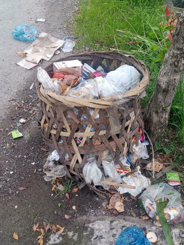 basura tugurio lleno de basura, basura lata foto