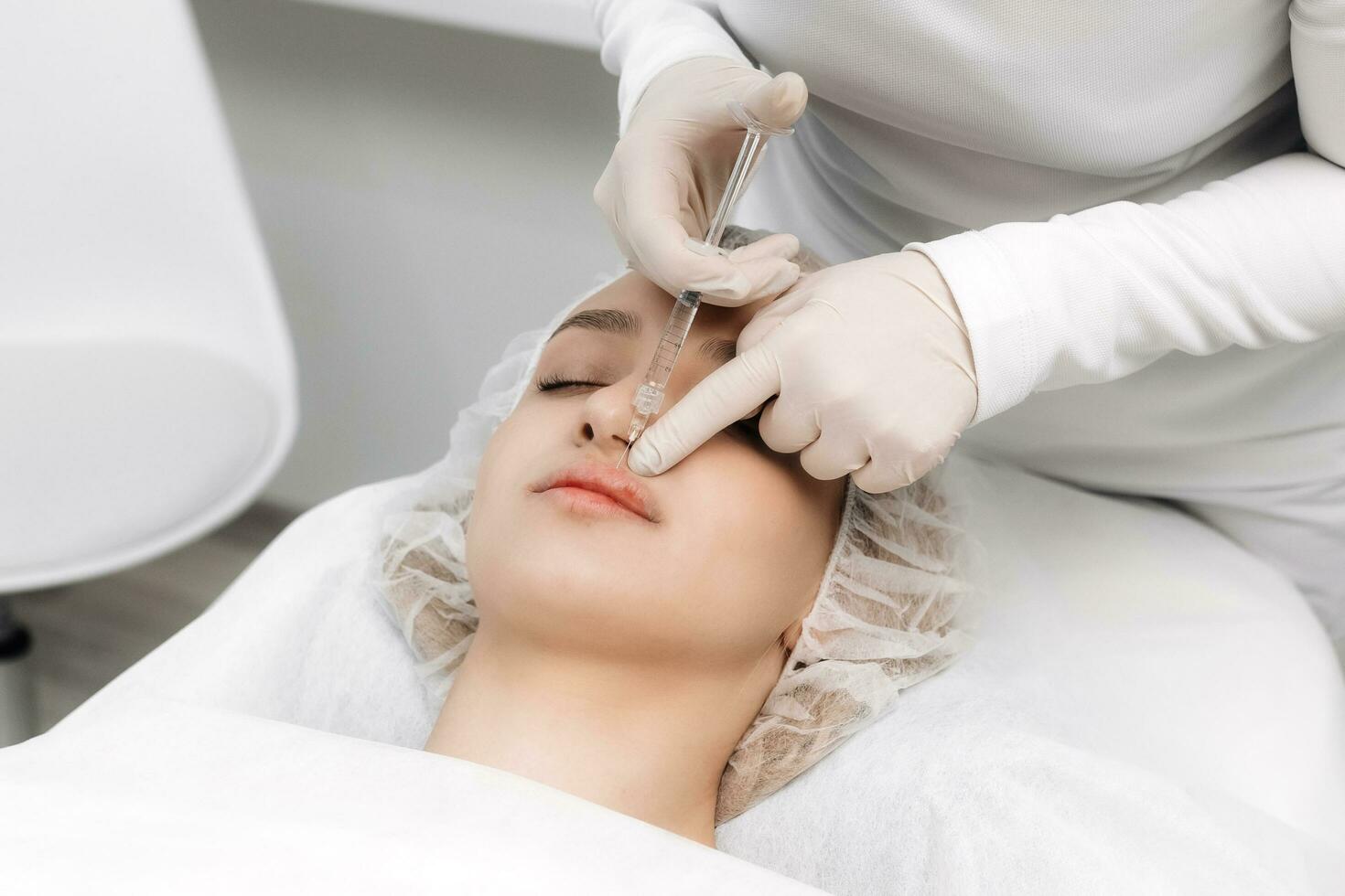 de cerca, hembra labios. cirujano, en médico guantes, cuidadosamente y despacio inyecta hialurónico ácido dentro mujer labios con un jeringuilla. labio aumento procedimiento. belleza inyecciones el plastico cirugía. foto