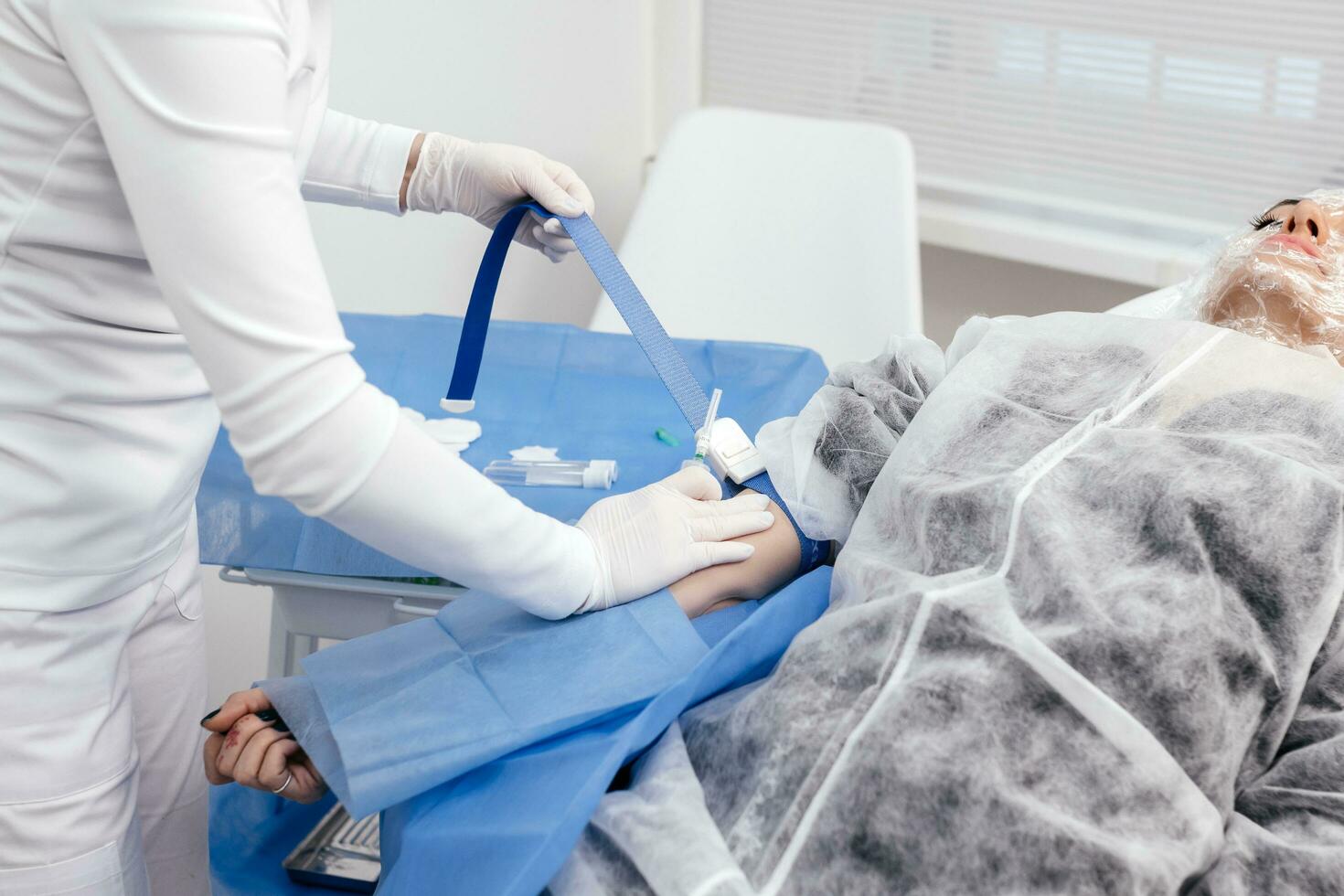 laboratorio trabajador médico toma un sangre muestra para análisis, mano de cerca. sangre muestreo en el laboratorio. tomando un sangre en cosmetología clínica antes de prp terapia procedimiento foto