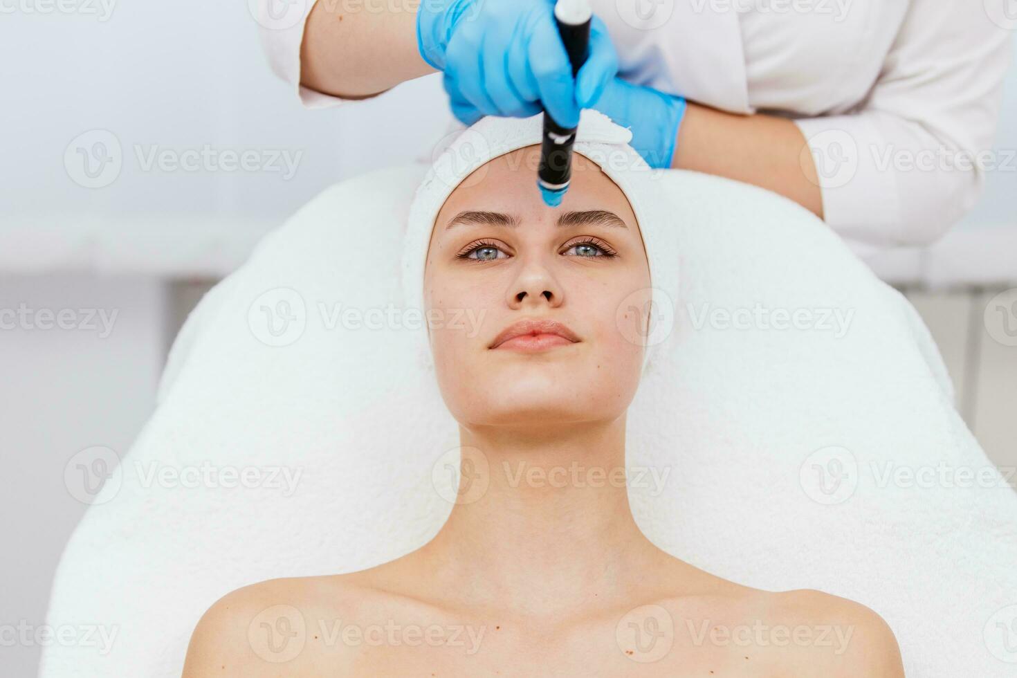 Face Skin Care. Close-up Of Woman Getting Facial Hydro Microdermabrasion Peeling Treatment At Cosmetic Beauty Spa Clinic. Hydra Vacuum Cleaner. Exfoliation, Rejuvenation And Hydratation. Cosmetology. photo