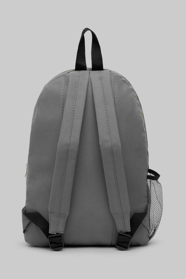 cerca arriba blanco mochila con cremallera y hombro correas aislado en blanco antecedentes. viaje día paquete mochila. plegable nylon colegio mochila. parte superior vista. burlarse de arriba. foto