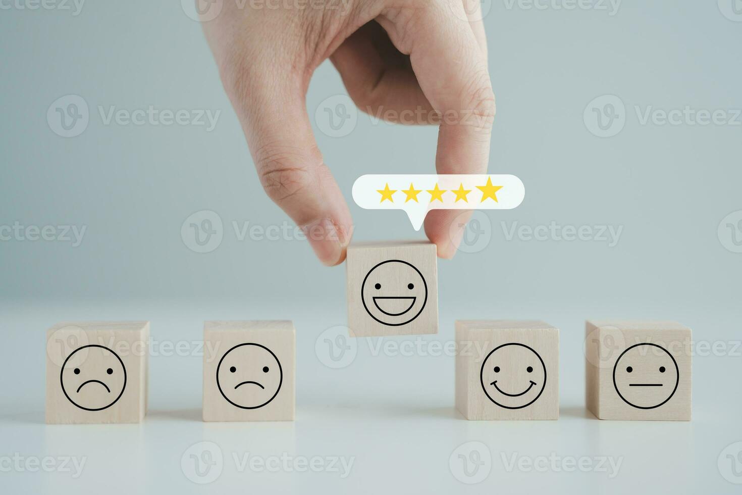 mano elegir contento sonriente cara con 5 5 estrella en habla burbuja. realimentación clasificación y positivo Servicio revisar. cliente experiencia, mundo mental salud día, pensar positivo, emoción, satisfacción encuesta. foto