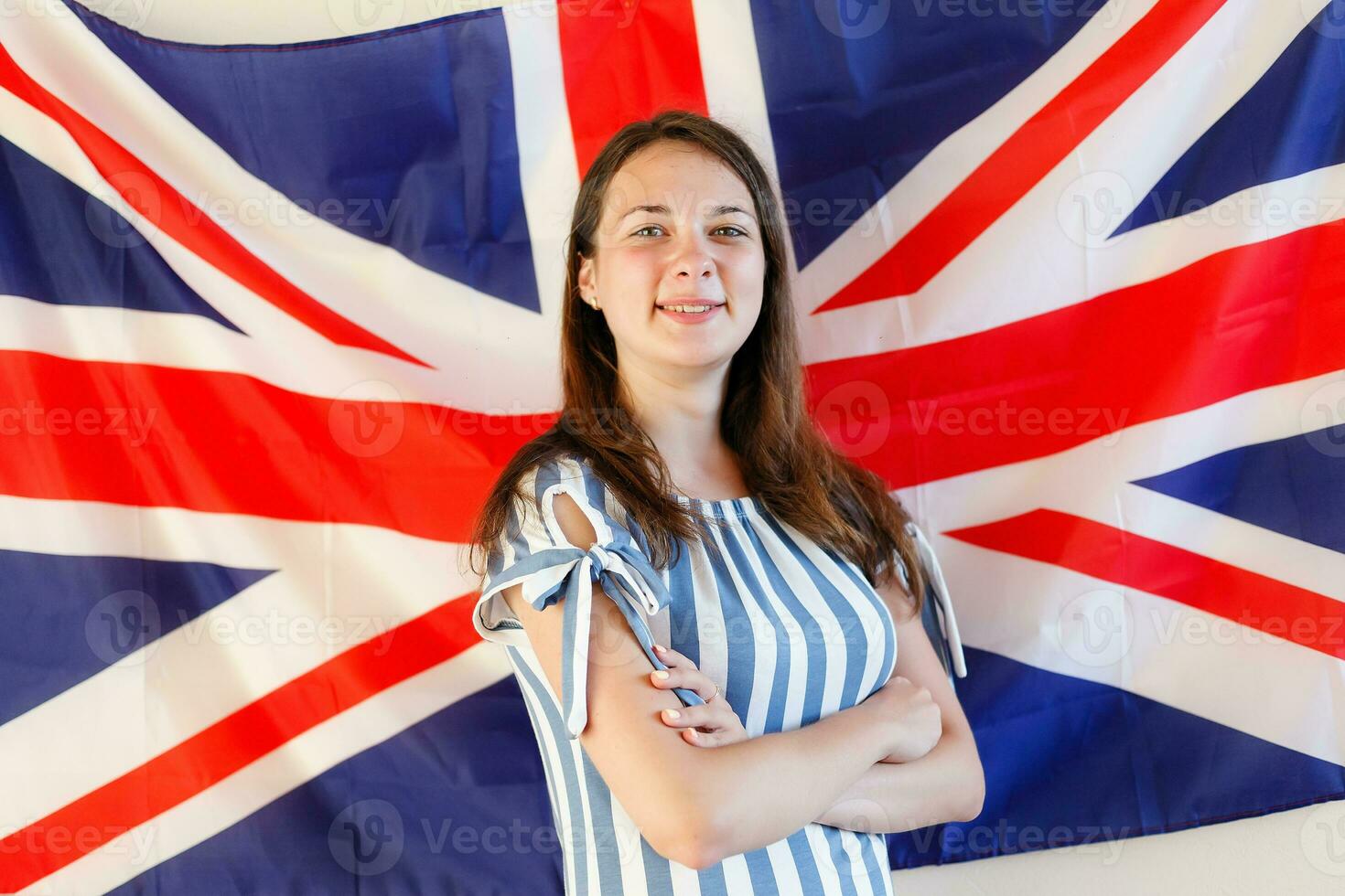 joven mujer con banderas de Inglés Hablando países foto