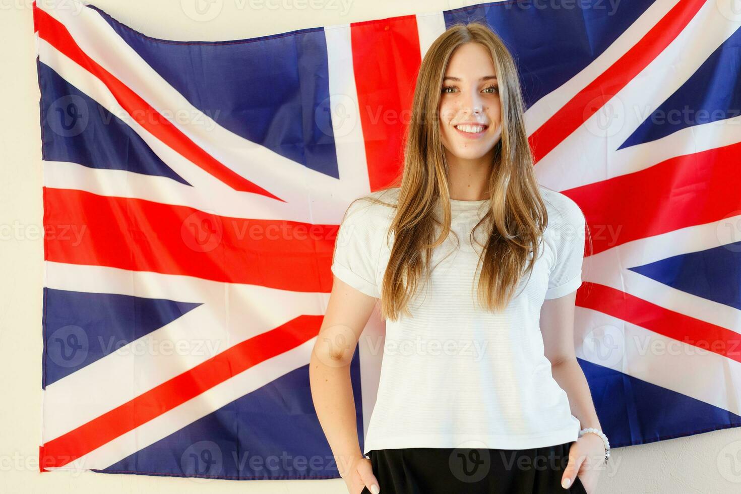 joven mujer con banderas de Inglés Hablando países foto
