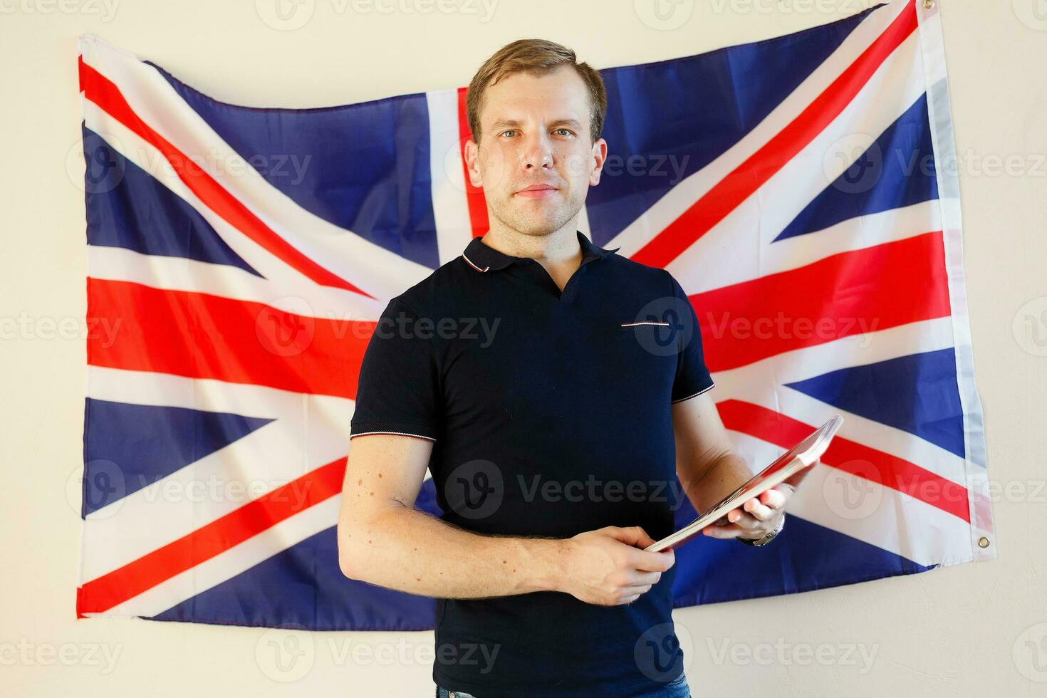 Retrato de hombre joven contra la bandera británica foto