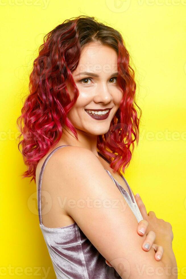 Indoor portrait of excited curly woman with trendy makeup. photo