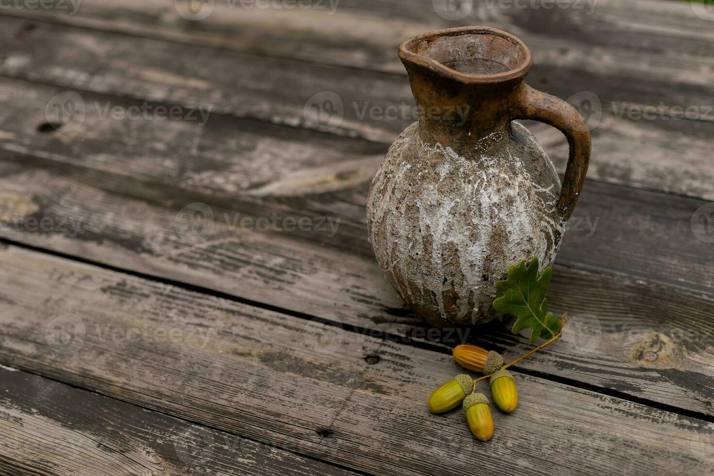 naturaleza muerta con jarra y seco hojas de un roble foto