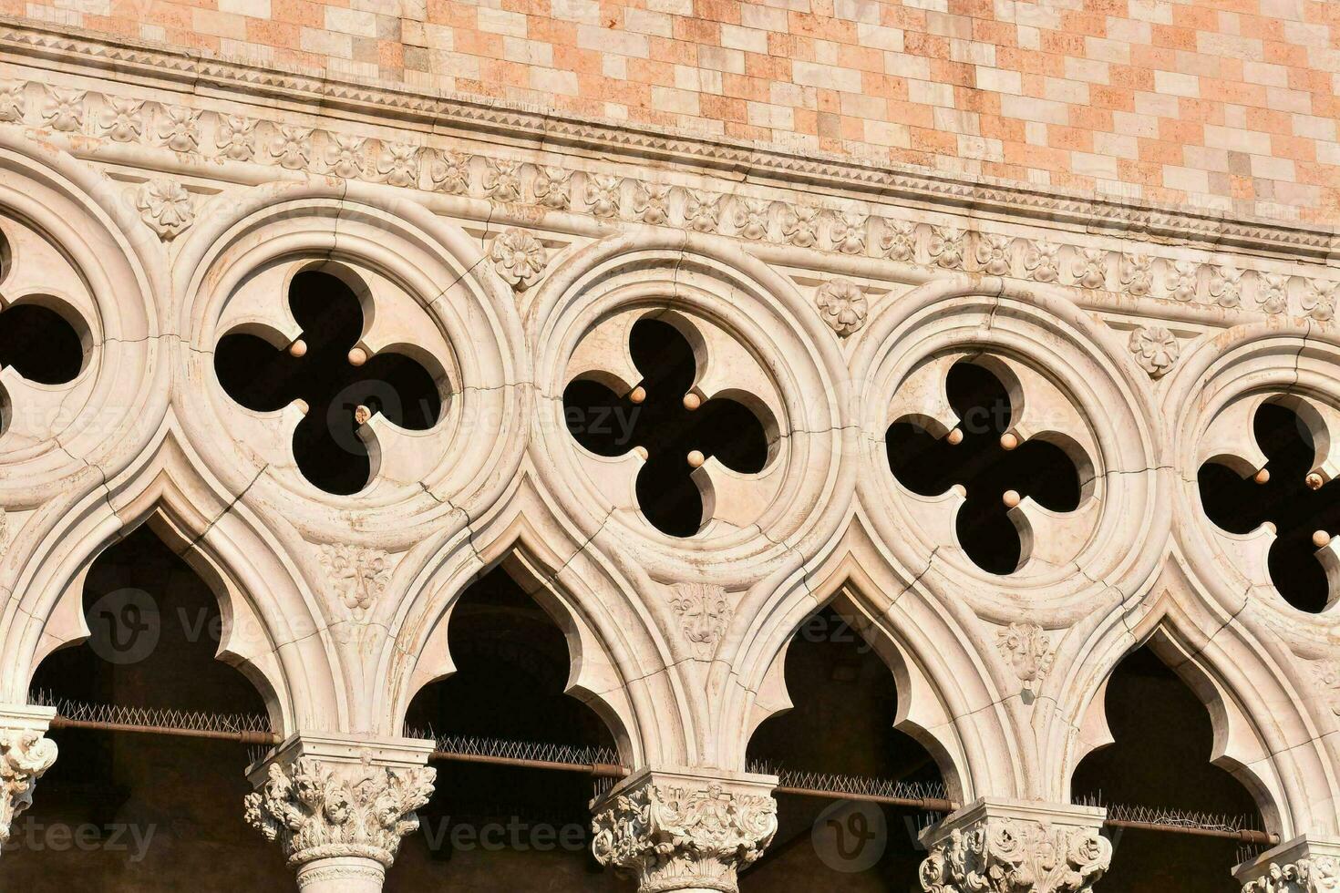 Doge's Palace in Italy photo