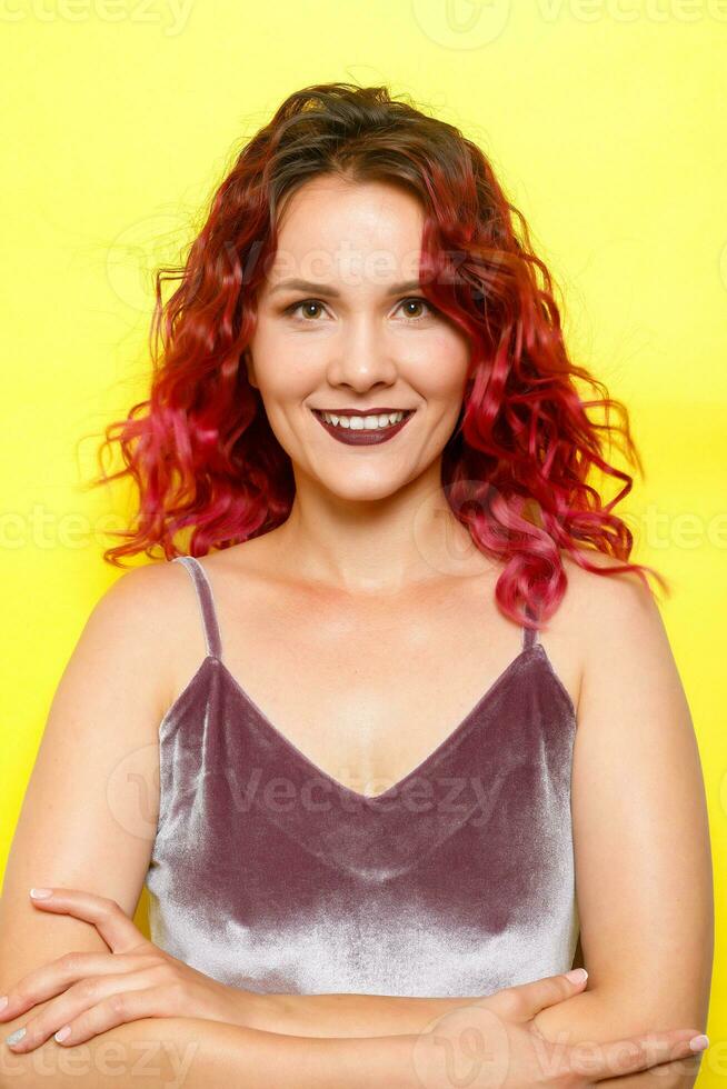 Indoor portrait of excited curly woman with trendy makeup. photo