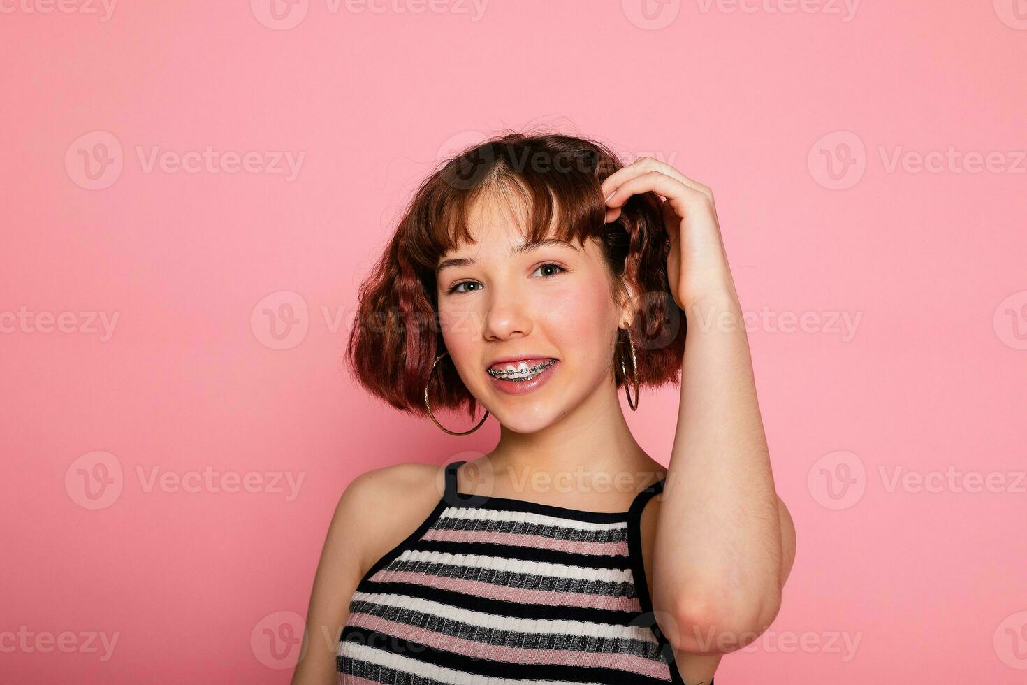 imagen de joven contento hermosa mujer posando aislado terminado rosado foto