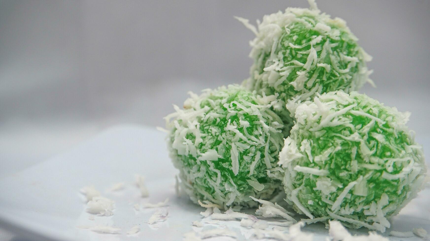 klepon pastel es un pastel hecho desde pegajoso arroz harina, marrón azúcar y rallado Coco, eso sabores delicioso y dulce foto