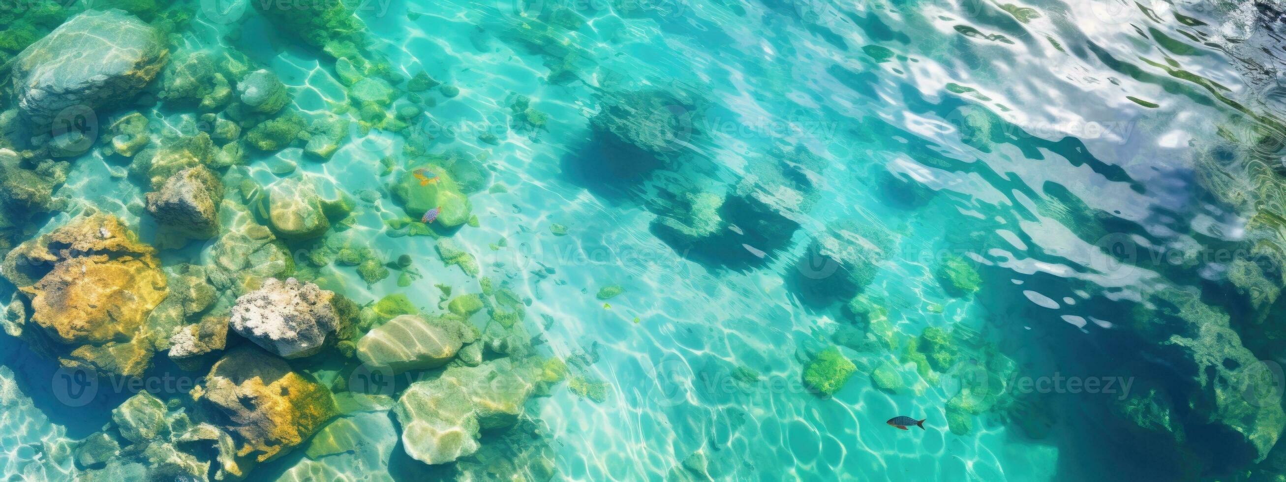 parte superior ver de el Oceano y espumoso olas estrellarse en contra el rojo rocas foto