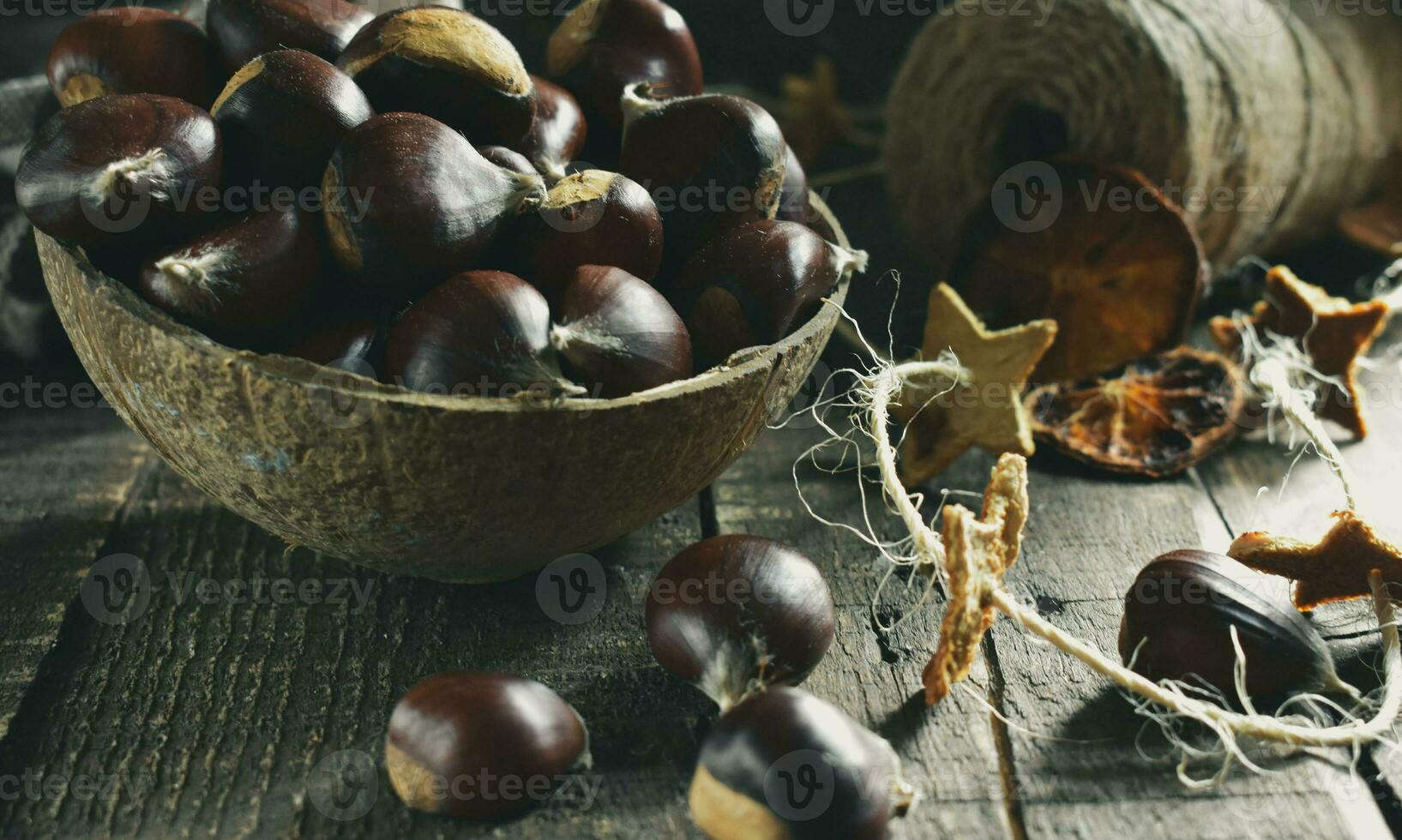 castaño sobre fondo de madera foto