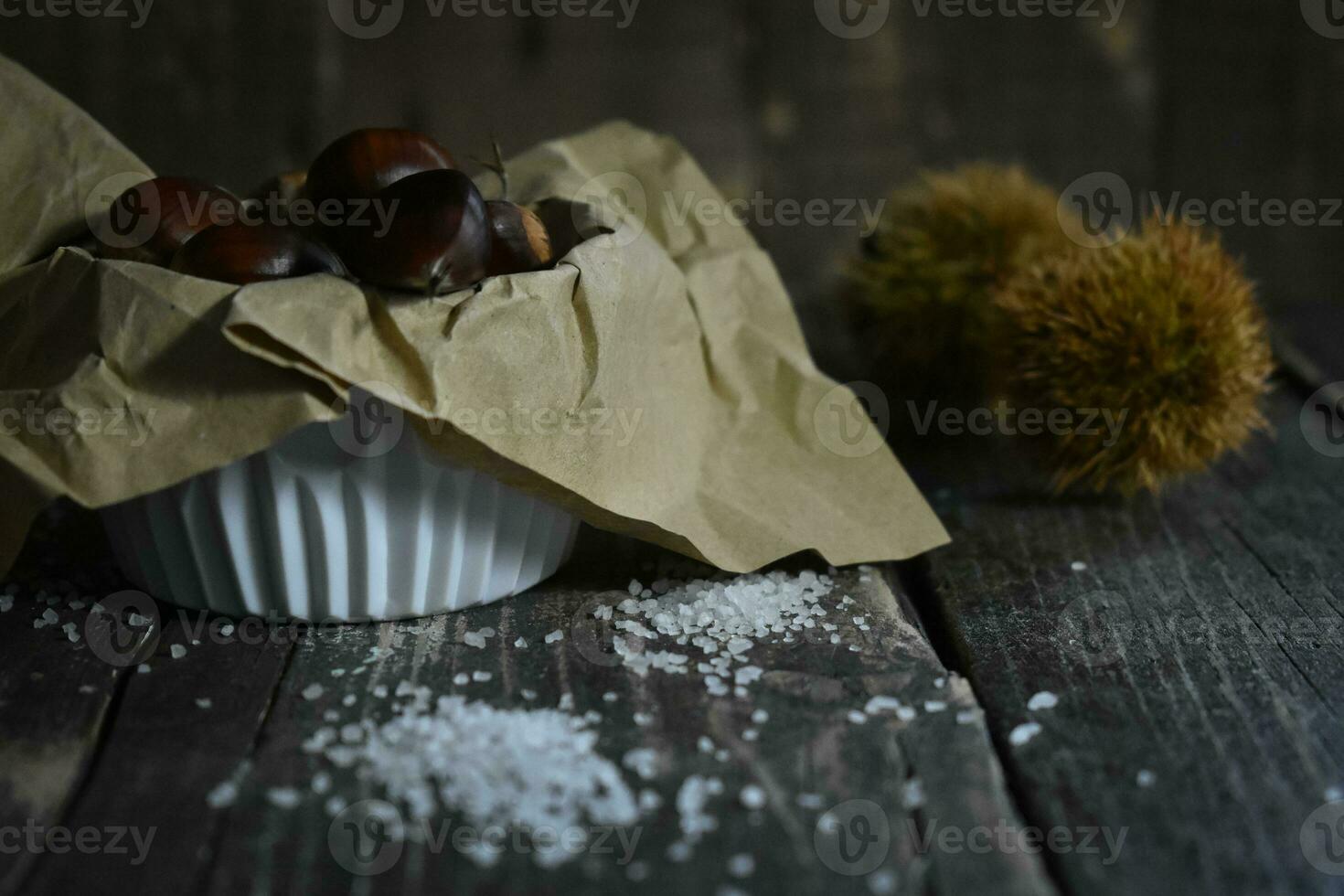 castaña en de madera mesa antecedentes foto