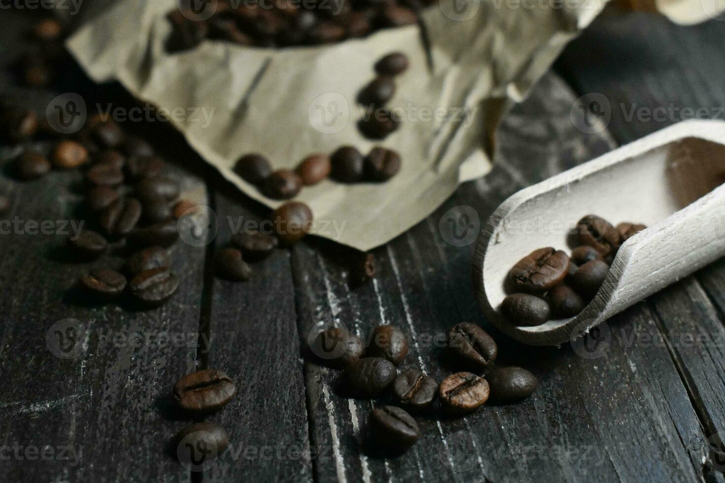 granos de café en la mesa de madera foto