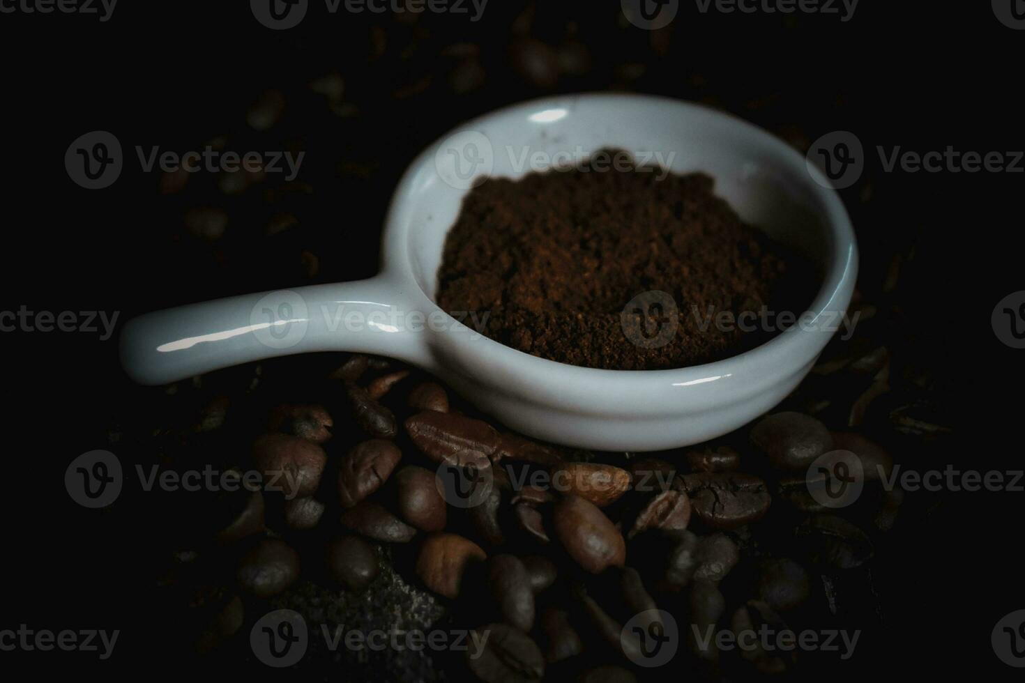 granos de café en la mesa de madera foto