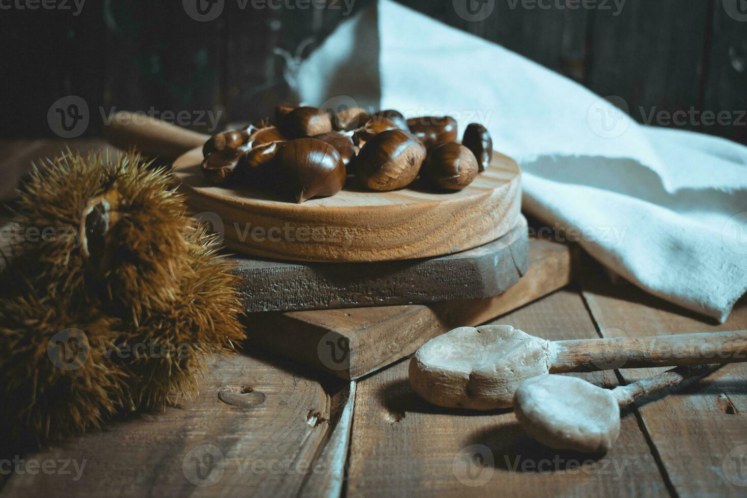 castaña en de madera mesa antecedentes foto