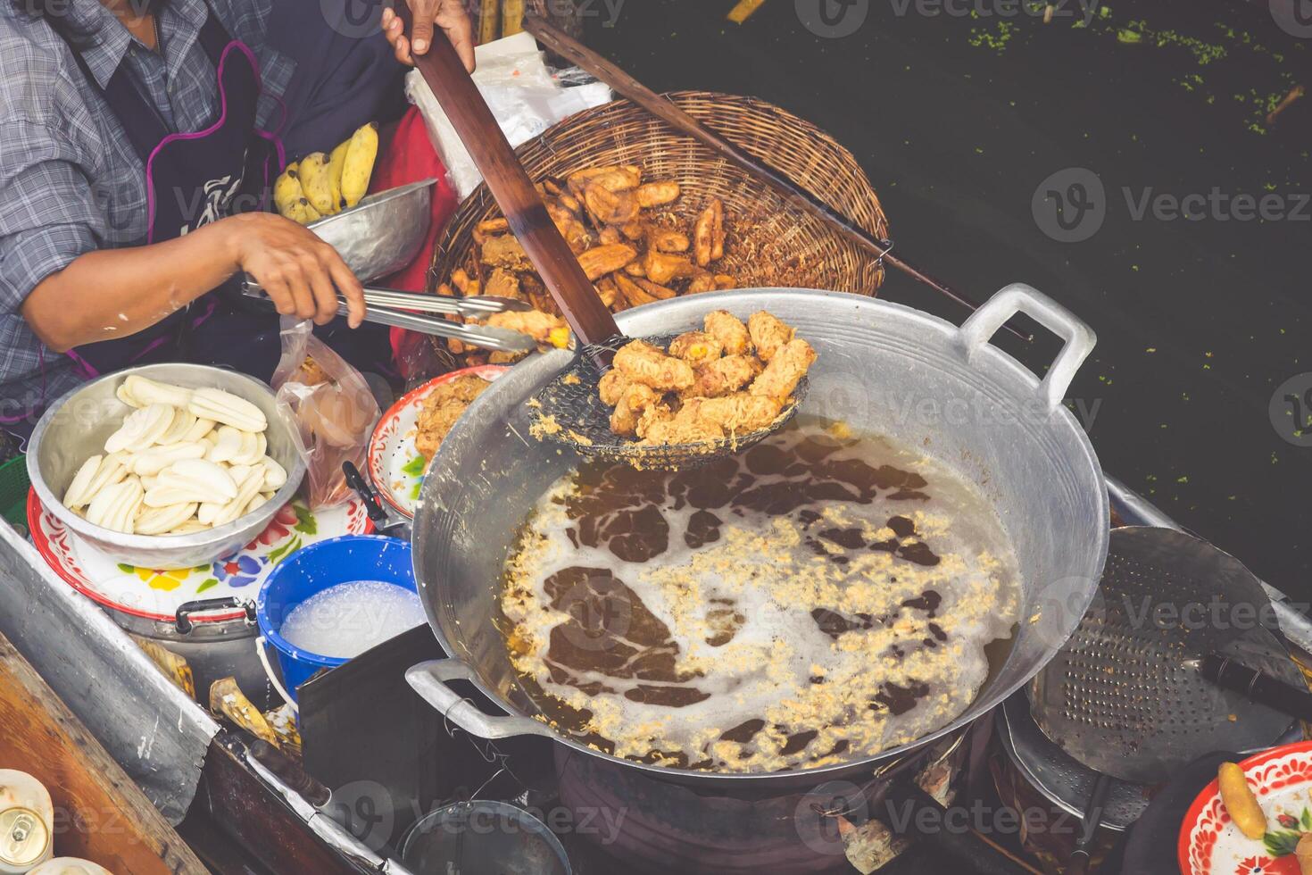 tradicional flotante mercado en bangkok, Tailandia foto