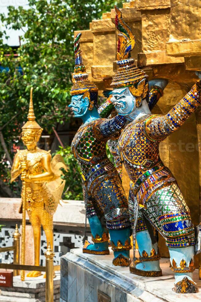 guardias en el base nivel de estupa en wat phra Keo, Tailandia foto
