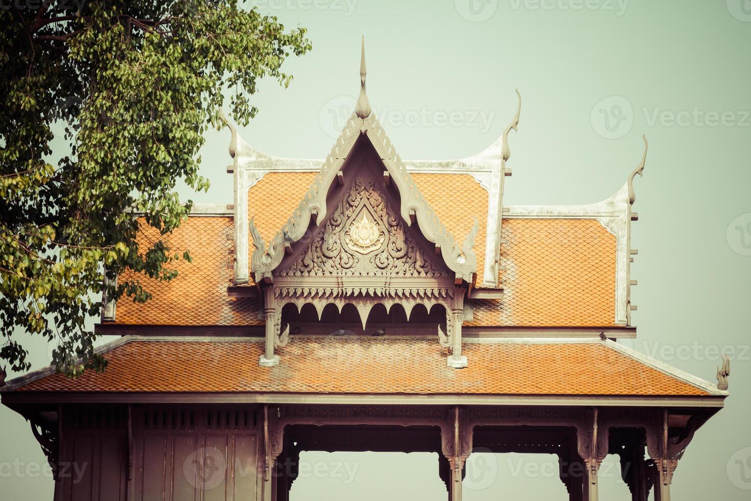 típico budista monasterio techo, Tailandia foto