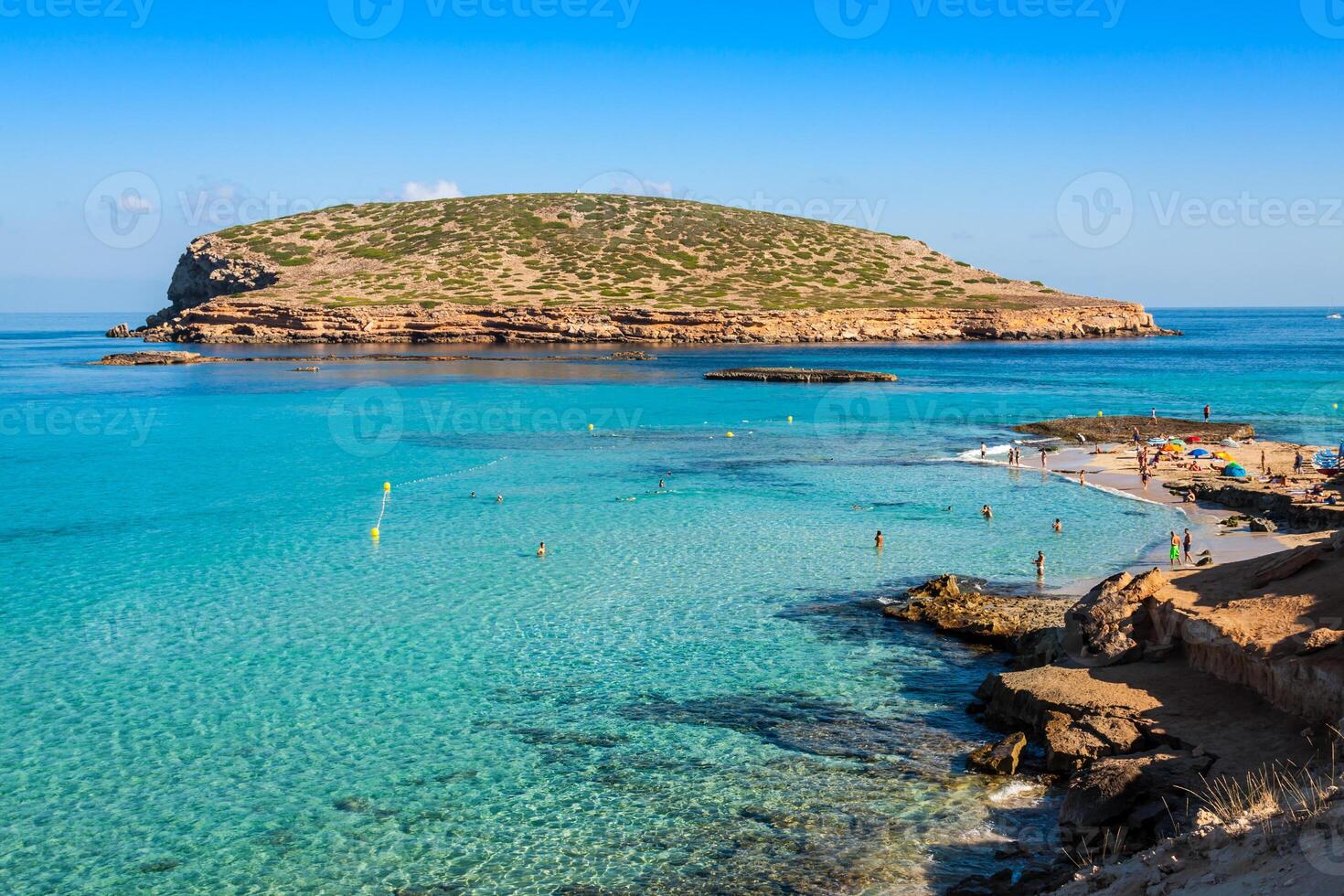 hermosa isla y turquesa aguas en cala contacto, ibiza España foto